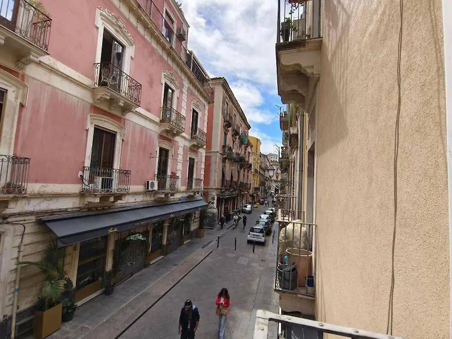 Apartment Retroetnea - Appartamento In Centro Storico - Con Camere Comunicanti Catania